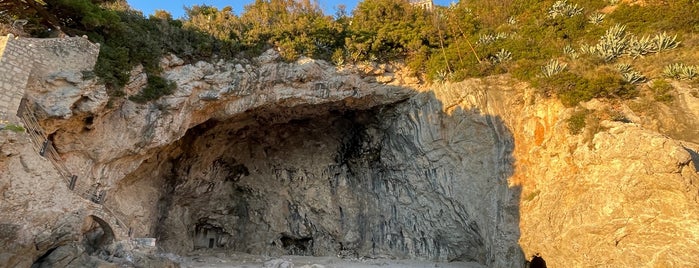 Cave Beach is one of Dubrovnik.