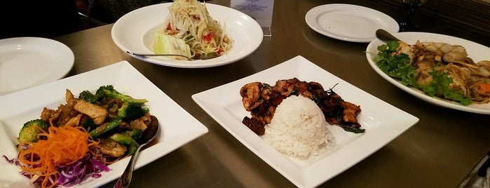Andy's Thai Kitchen is one of Lugares favoritos de Julia.