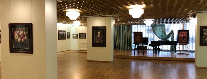 Выставочный Зал Тушино is one of places to go.