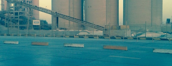 suez cement is one of Lugares favoritos de Dade.