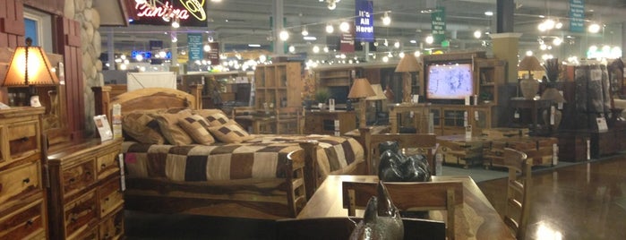American Furniture Warehouse is one of สถานที่ที่ Tim ถูกใจ.