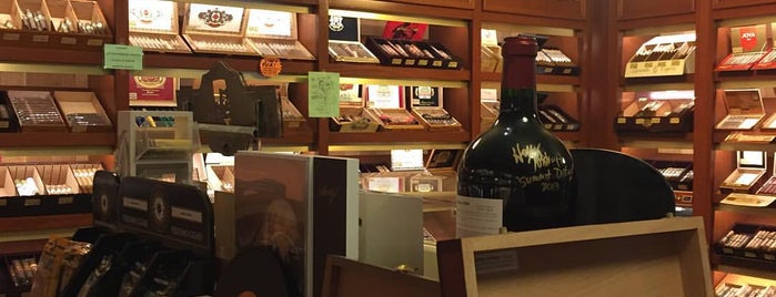 Jerri's Tobacco Shop & Fine Wine is one of Posti che sono piaciuti a Michael.