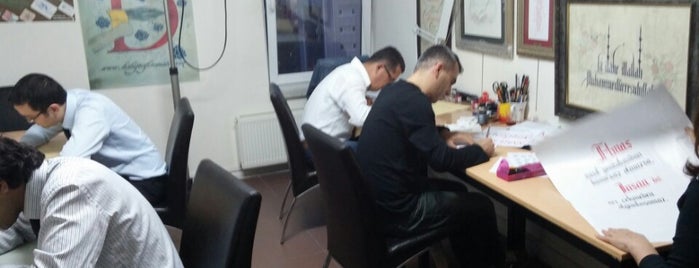 Kaligrafi Sanatı Eğitim Merkezi is one of Yalçın'ın Beğendiği Mekanlar.