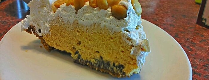 Shari's Cafe and Pies is one of Posti che sono piaciuti a Lisa.