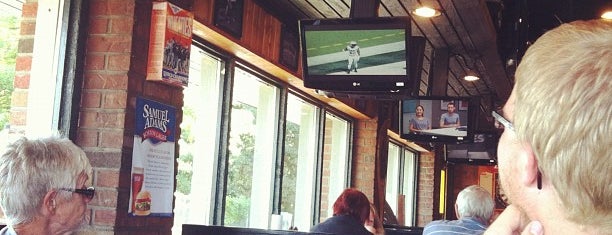 Vermont Sports Grill is one of Scott'un Beğendiği Mekanlar.