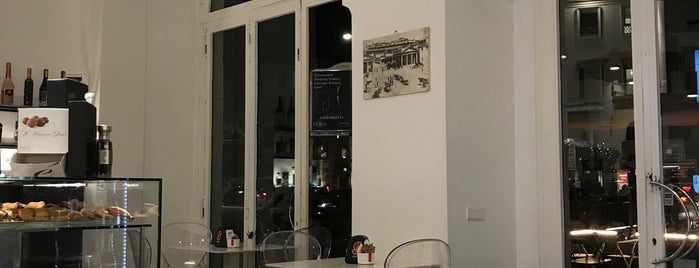 Cafè de Paris is one of Lugares favoritos de Andrea.