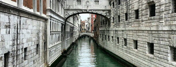 Ponte dei Sospiri is one of {Venice for a day}.