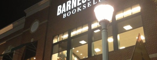 Barnes & Noble is one of Lugares favoritos de Nat.