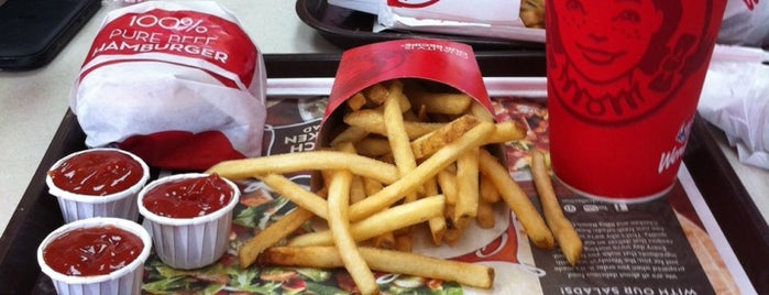 Wendy’s is one of Locais curtidos por Pepe.