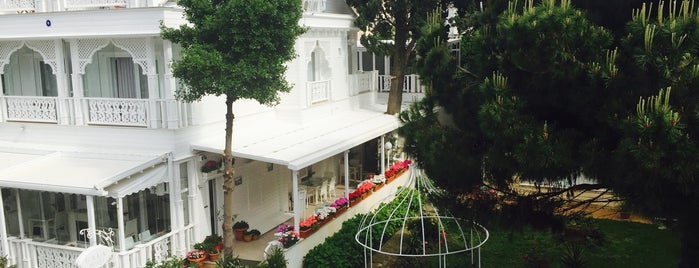 Büyükada Çankaya Otel is one of Tempat yang Disukai Gülşah.