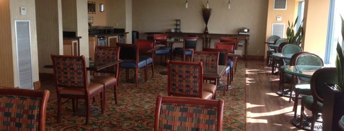 Concierge Lounge is one of Lugares favoritos de Thomas.