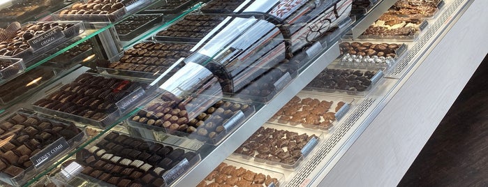Winan's Fine Chocolates & Coffee is one of Tempat yang Disukai Abby.