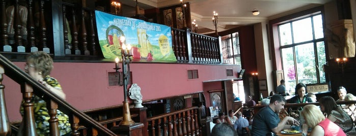 The Liberty Bounds (Wetherspoon) is one of Tempat yang Disukai Carl.