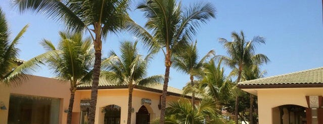The Shops at Wailea is one of Lugares favoritos de Mike.