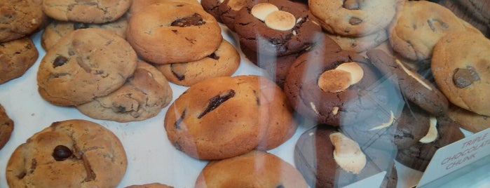 Ben's Cookies is one of kazahelさんの保存済みスポット.