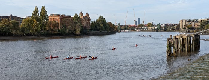 River Thames is one of Locais curtidos por Aisha.