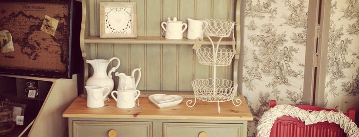 Chalk Interiors is one of Annie Sloan UK Stockists.