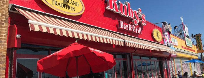 Ruby's Bar & Grill is one of Lugares favoritos de Chris.