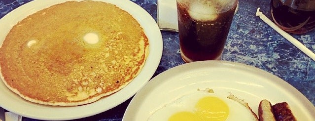 Tiburon Diner is one of Aaronさんのお気に入りスポット.