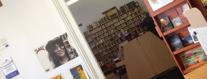 Bródy Sándor Könyvtár Zenei és Idegen Nyelvi Gyűjtemény is one of Egri könyvtárak.