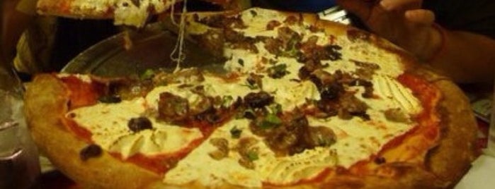 Lombardi's Coal Oven Pizza is one of isawgirl'in Beğendiği Mekanlar.
