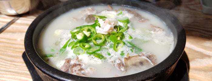 청화집순대 is one of 한국인이 사랑하는 오래된 한식당 100선.