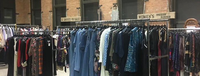 The Vintage Twin Pop Up Shop is one of Tempat yang Disukai Kyulee.