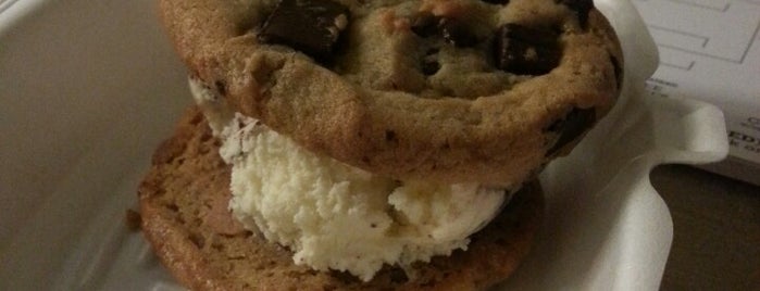 Insomnia Cookies is one of Posti che sono piaciuti a Heidi.