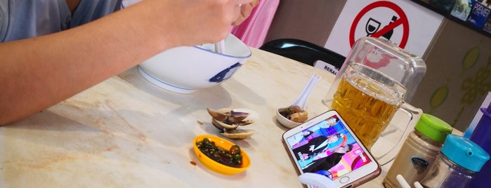 Lucky Fresh Seafood Bee Hoon Soup (好運新鲜海鲜米粉汤) is one of Penang.