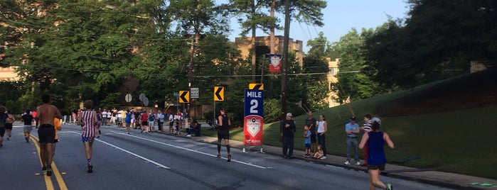 Mile 2 Peachtree Road Race is one of Lugares favoritos de Chester.