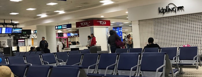 Aeropuerto Internacional de Cancún (CUN) is one of Tempat yang Disukai Roberto.
