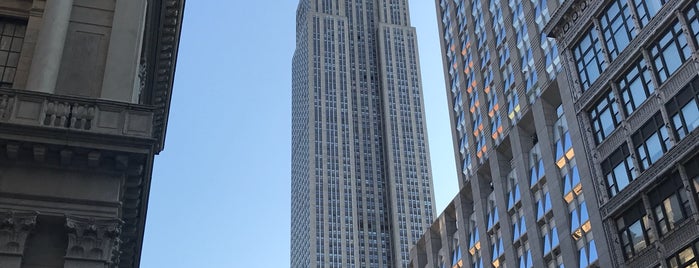 Empire State Building is one of Tempat yang Disukai Roberto.