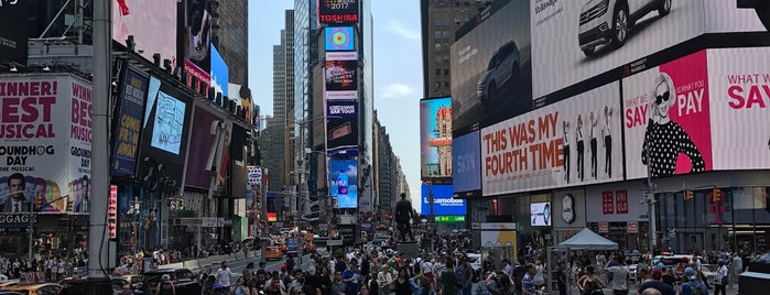 Times Square is one of Tempat yang Disukai Roberto.