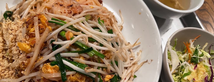 Green Phad Thai is one of 食べたいアジア料理.