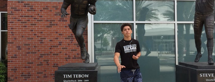 Tim Tebow Statue is one of SPQRさんのお気に入りスポット.