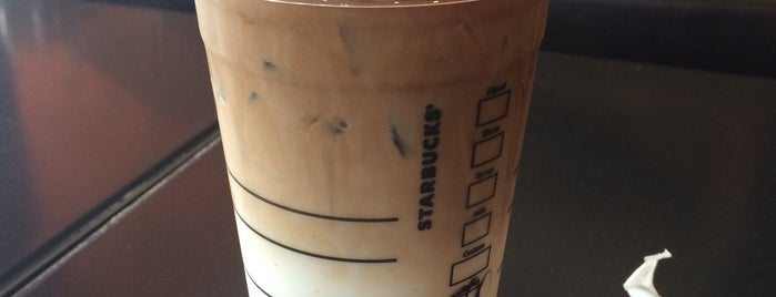 Starbucks is one of phongthonさんのお気に入りスポット.