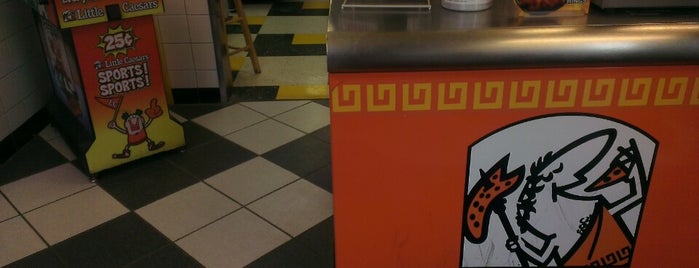 Little Caesars Pizza is one of Lugares favoritos de Rick.
