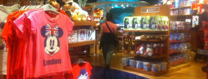 Disney Store is one of Tempat yang Disukai Vito.