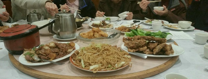 Ming's Chinese Restaurant is one of Posti che sono piaciuti a John.