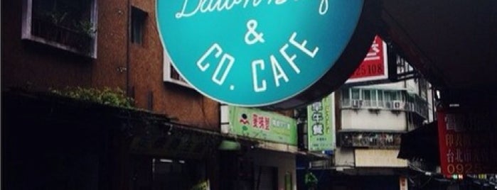 開燈咖啡 Dawn Surf & Co. Cafe is one of Lugares favoritos de Dan.