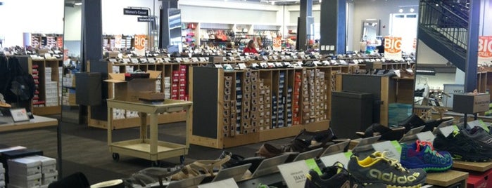 DSW Designer Shoe Warehouse is one of Lieux qui ont plu à Ameg.