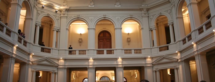 Museo de Arte Contemporáneo is one of Galerias de Santiago.