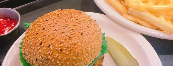 Gilbert's Burger & Fries is one of สถานที่ที่ Dan ถูกใจ.