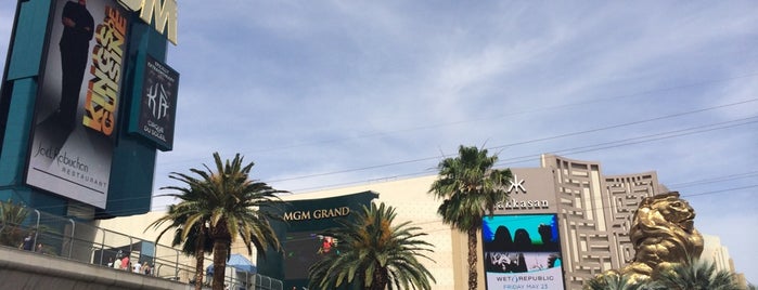 MGM Grand's Casino Bar is one of สถานที่ที่ Ellia ถูกใจ.