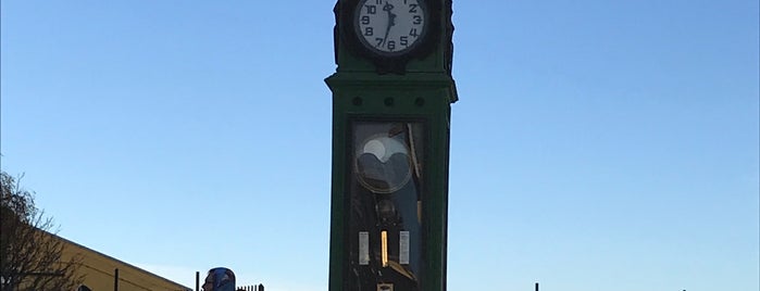 Reloj del Muelle Prat is one of Posti che sono piaciuti a Esteban.