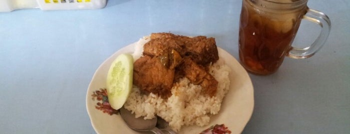 Warung Nasi Ayam Pedes Bu Tun is one of d'cuissine : Jember.
