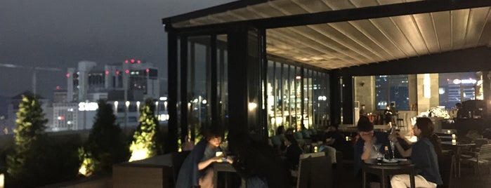 Rooftop Bar Floating is one of Seoul.