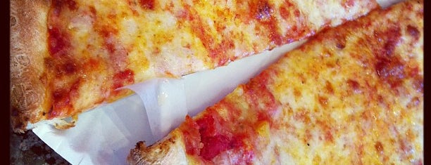 Giacomo's Pizza is one of Lugares favoritos de Tim.