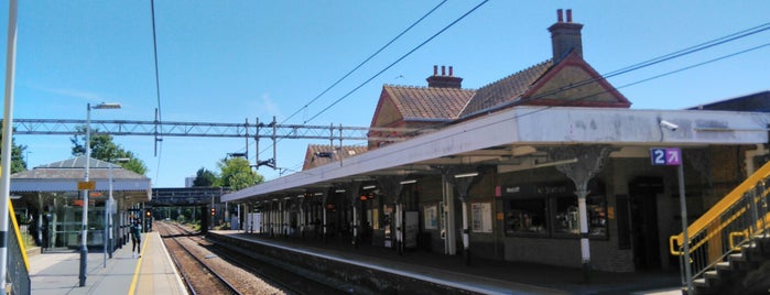 Westcliff Railway Station (WCF) is one of Posti che sono piaciuti a James.