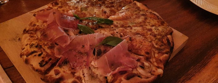 The Wood Factory Pizzeria is one of Lugares favoritos de Alexis.